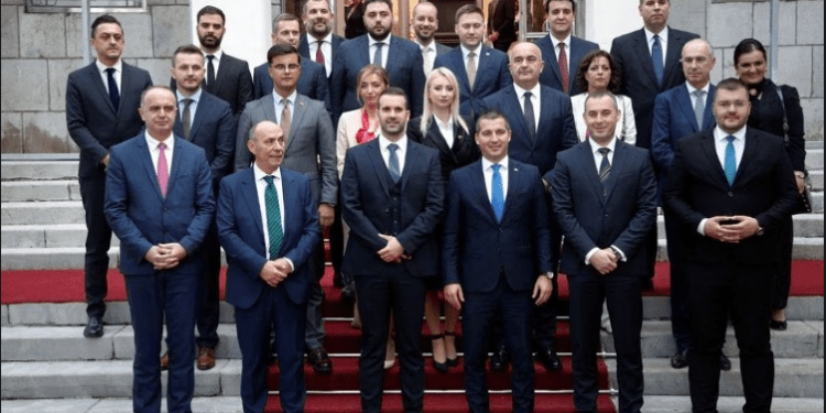 Qeveria e re e Malit të Zi, 3 shqiptarë pjesë e kabinetit