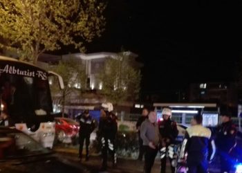 Sherr mes tifozëve të Vllaznisë dhe Tiranës, një autobus me tifozë përfundon në Polici