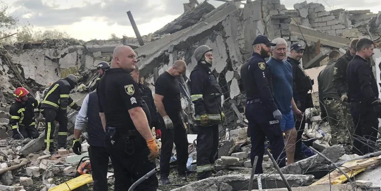 Ukrainë, funerali i ushtarit kthehet në tragjedi raportohet për 51 të vrarë