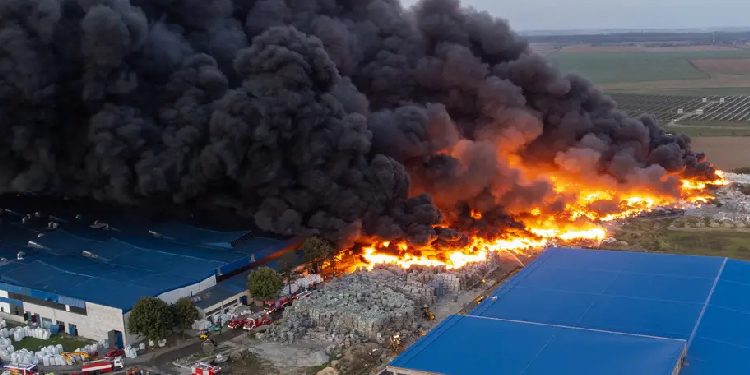 Tym toksik në Kroaci, zjarr në magazinën e plastikës, mbyllen shkollat