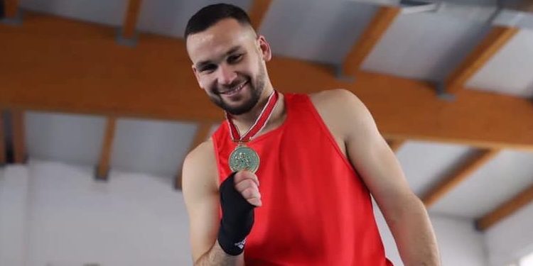 Boksieri shqiptar mund me nokaut boksierin serb