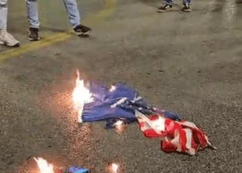 Protesta në Athinë, digjet flamuri i SHBA-së dhe i NATO-s në kujtim të kryengritjes studentore