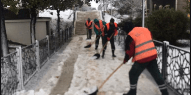 Prishtina e mbuluar në borë, Rama: Po kujdesemi që rrugët të jenë të qarkullueshme