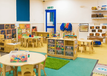 Tiranë, publikohen pamje ku barbarishtë dyshohet se u rrah vajza 3 vjeçare në kopësht