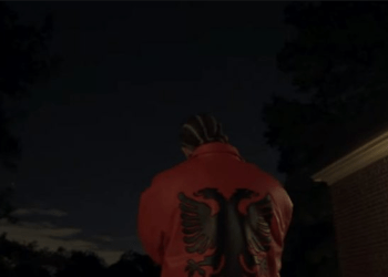 Dark befasoi shqiptarët me xhaketën Kuq e Zi, në këngë përmendi Prishtinën