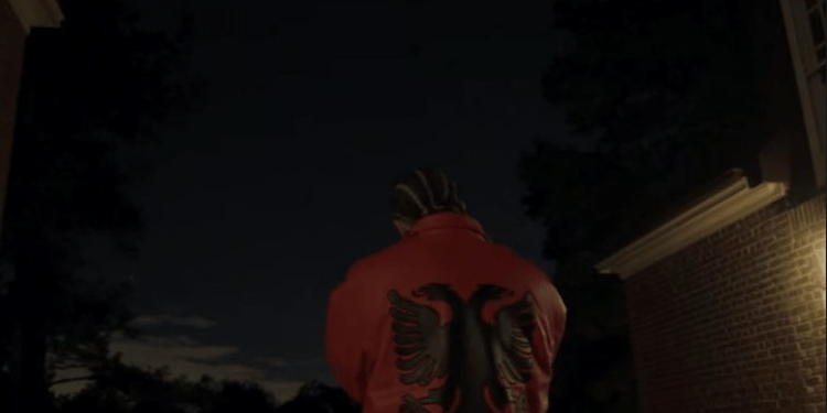 Dark befasoi shqiptarët me xhaketën Kuq e Zi, në këngë përmendi Prishtinën