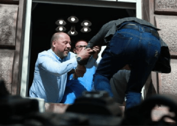 Nuk u lejuan të futen në Kryesi, deputetët e Berishës hyjnë nga dritarja