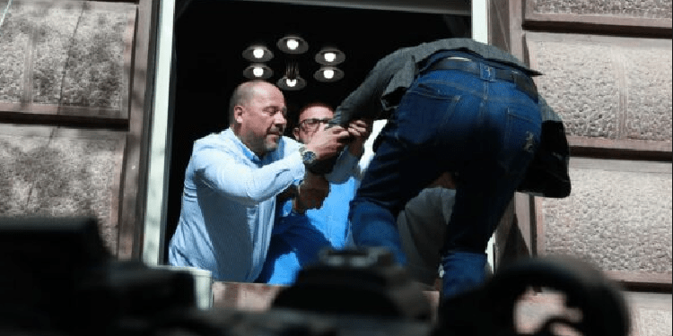 Nuk u lejuan të futen në Kryesi, deputetët e Berishës hyjnë nga dritarja