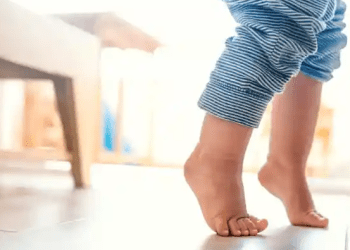 Kur fëmija ecën në majë të gishtave edhe pas moshës 2-vjeçare, a duhet të shqetësohemi