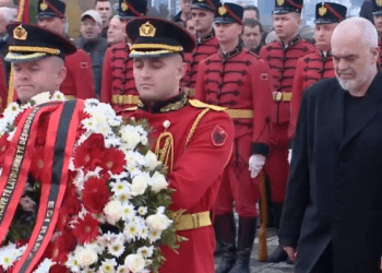 Dita e Çlirimit, krerët e shtetit nderuan dëshmorët pranë monumentit “Nënë Shqipëri”