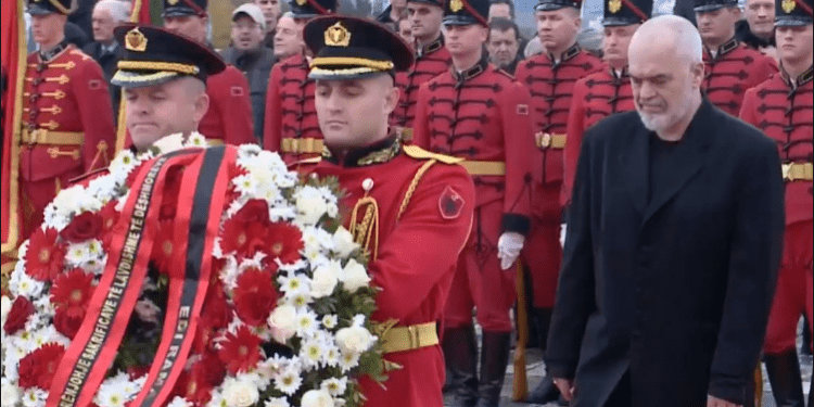 Dita e Çlirimit, krerët e shtetit nderuan dëshmorët pranë monumentit “Nënë Shqipëri”