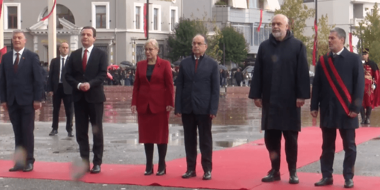 Në ceremoninë zyrtare në Vlorë për Ditën e Pavarësisë, i pranishëm ishte edhe Kurti