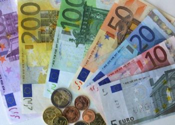 Euro mbyll javën me rënie në tregun europian