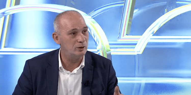 Deputeti Humolli: Kurti duhet të japë dorëheqje dhe vendi të shkojë në zgjedhje