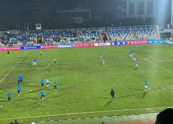 Lojëtarët e Kosovës dhe Izraelit arrijnë në fushë, priten me brohorima