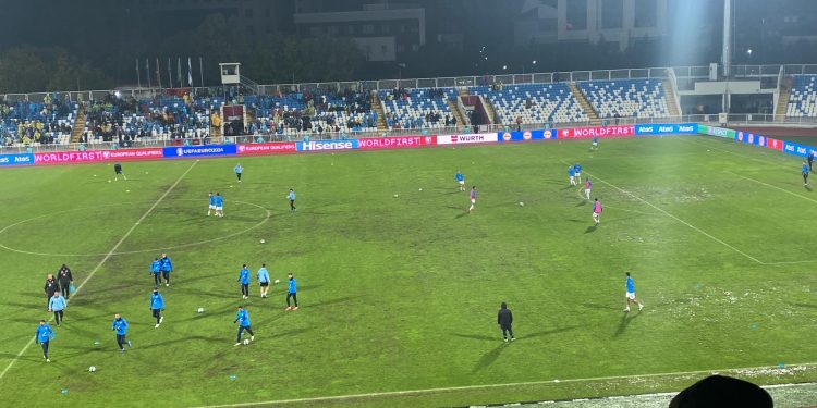 Lojëtarët e Kosovës dhe Izraelit arrijnë në fushë, priten me brohorima