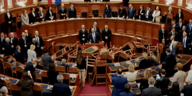 Opozita në Shqipëri përmbysë karriget e hedh tym në seancën e Kuvendit