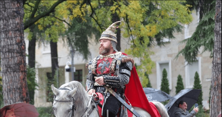 Parada kuqezi e 28 Nëntorit në Tiranë përmes fotografive