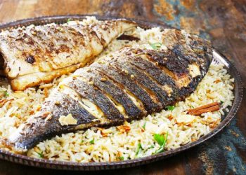 Peshk i pjekur me oriz dhe sallatë me brokoli e lulelakër