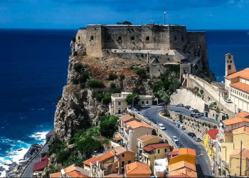 Rajoni i Kalabrisë në Itali paguan 30.000 dollarë për të jetuar atje