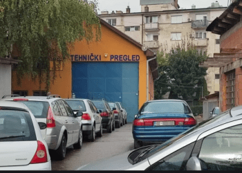 Konvertimi i targave në RKS, kolonë automjetesh para qendrës së regjistrimit në veri