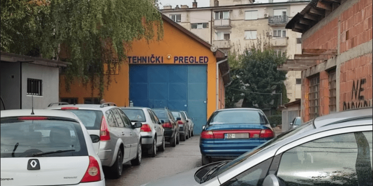 Konvertimi i targave në RKS, kolonë automjetesh para qendrës së regjistrimit në veri