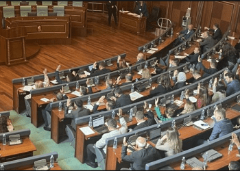 Mazhoranca abstenon, “dështojnë” Rezolutat e AAK-së për mbështetjen e Policisë