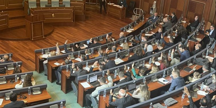 Mazhoranca abstenon, “dështojnë” Rezolutat e AAK-së për mbështetjen e Policisë