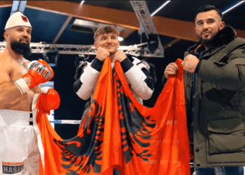 Emocion, boksieri shqiptar Roberto Bakaj brenda një minute e rrëzon kundështarin