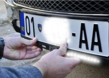 Serbët e Kosovës po konvertojnë targat ilegale në “RKS”
