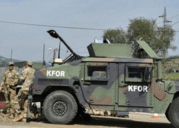 Tensionet mbeten të larta, trupat britanike vazhdojnë patrullimin në kufi me Serbinë