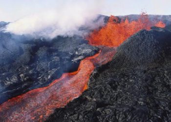 Islandë, rritet intensiteti i aktivitetit të vullkanit, evakuohen mijëra njerëz