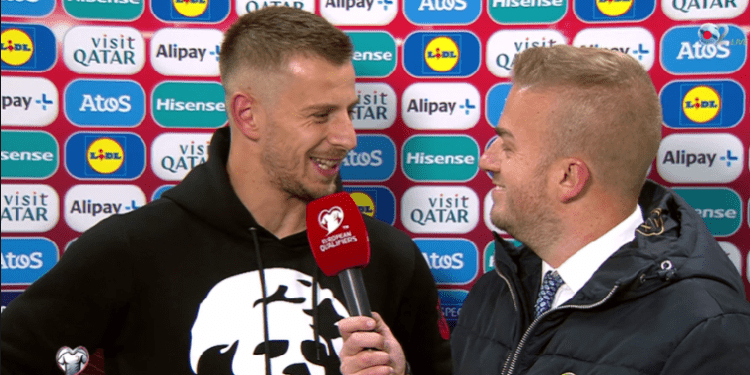 U shfaq me porteretin e Adem Jasharit në bluzë, Ramadani “çmend” serbët