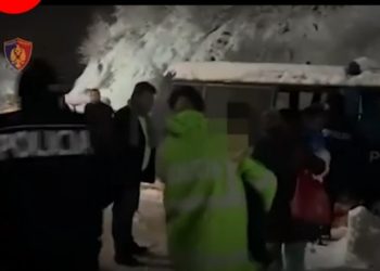 Shqipëri, bllokohen nga bora, policia evakuon disa persona në Qafë Murrizë