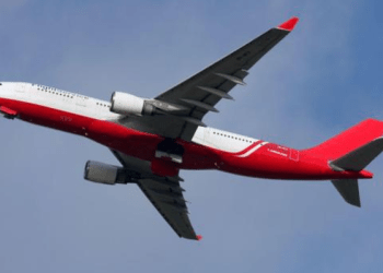 Turbulencat e forta detyrojnë aeroplanin drejt Mbretërisë së Bashkuar të bëjë ulje emergjente