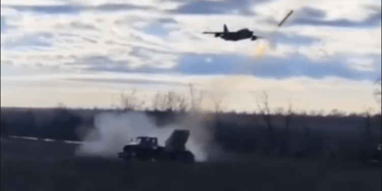 Një aeroplan rusët shpëton “për një fije floku” nga raketat e shumta në drejtim të tij