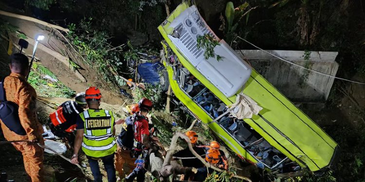 Aksidenti në Filipine, 16 persona të vdekur nga rënia e autobusit