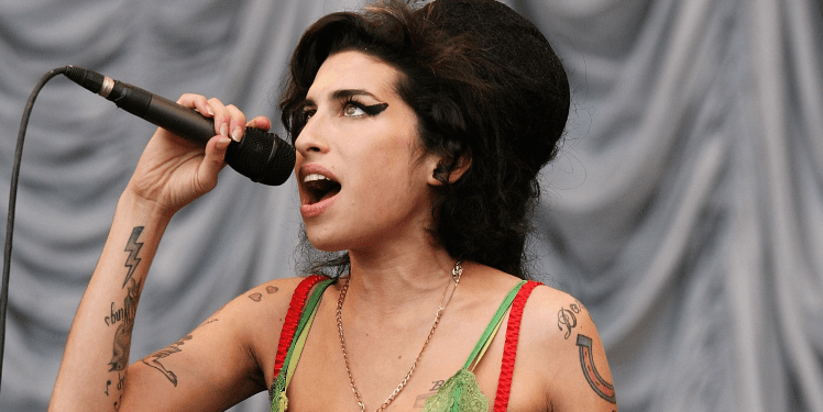 Paditen 2 mikeshat e Amy Winehouse, shitën në ankand sendet personale të këngëtares pas vdekjes së saj