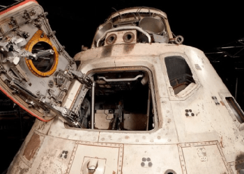 Anija e parë me astronautë që doli nga orbita e Tokës, hyri në orbitën e Hënës