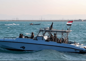 Sulmohen 2 anije mallrash në Detin e Kuq me raketa dhe dronë