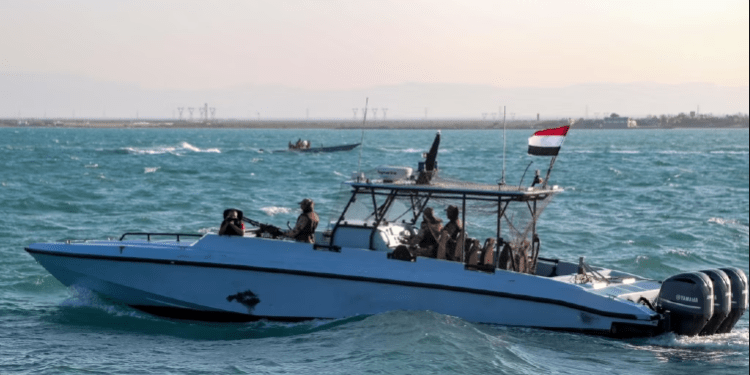 Sulmohen 2 anije mallrash në Detin e Kuq me raketa dhe dronë