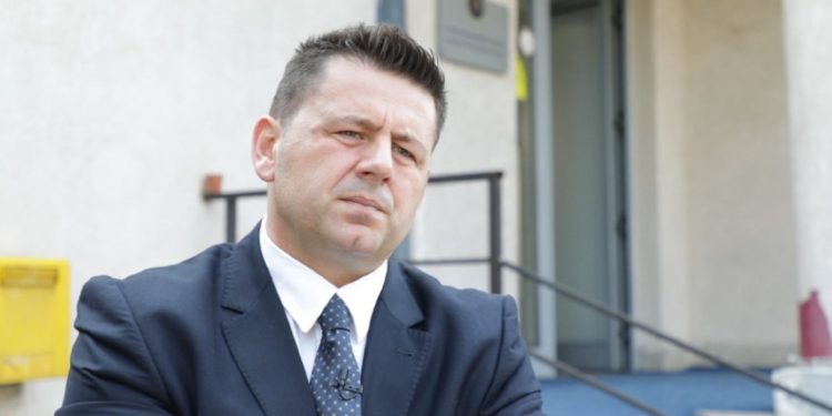 Deputeti i AAK-së me kritika për qeverinë: Jeni të padijshëm e populistë