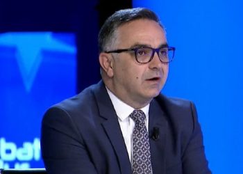 Tahiri-Kurtit: Babadimër i llojit të vet, shpërndanë me një dorë e grabitë me të 2 duart