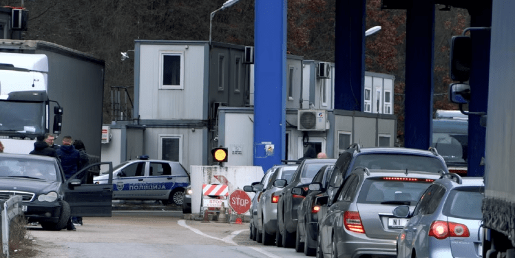 Pritje deri në 2 orë në pikën kufitare te Dheu i Bardhë për të hyrë në Kosovë