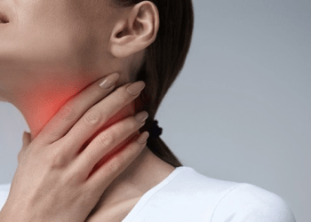 Disa mënyra efektive se si të mposhtim dhimbjen e fytit