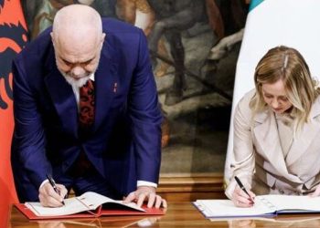 Avokati Hoxha tregonë se si do të funksionoj kampi i emigrantëve në Shëngjin e Gjadër