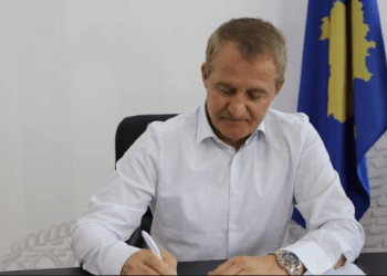 E kërconoi nëpërmjet telefonit, kryetari i Vushtrisë i bën thirrje policisë ta lirojë personin