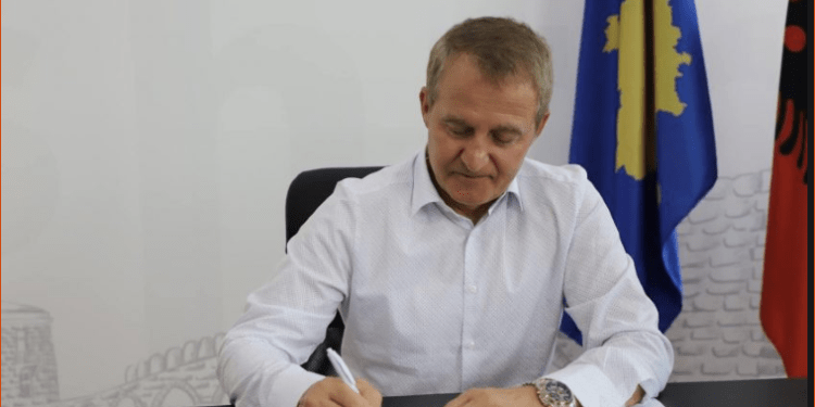 E kërconoi nëpërmjet telefonit, kryetari i Vushtrisë i bën thirrje policisë ta lirojë personin