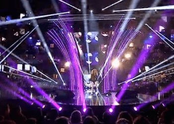 Djali i Violetë Kukaj me dedikim të veçantë në Festivalin e Këngës në RTSH