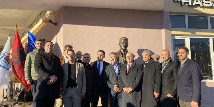 Në Kukës është inauguruar busti i heroit Hasan Prishtina